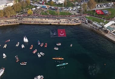 Kadıköy’de Binlerce Kişi Ata’ya Saygı Zinciri Oluşturdu