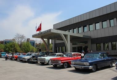 Kadıköy’de Sevgililer Günü’ne Özel Klasik Otomobil Konvoyu